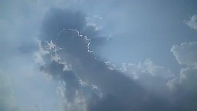 仰拍蓝天白云逆光延时视频的预览图